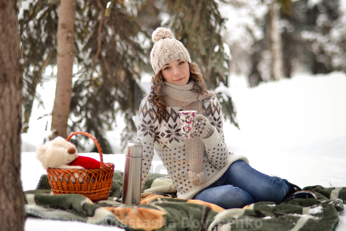 Фотосессия девушка пикник в лесу зима